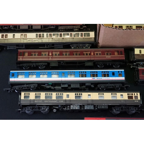 59 - Collection of 38 OO gauge items of rolling stock to include Mainline, Kitmaster, Lima, Airfix, Hornb... 