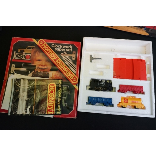 128 - Quantity of OO gauge model railway to include boxed Thomas The Tank Engine R183 Clockwork train set ... 