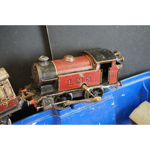 133 - Quantity of Hornby O gauge model railway to include 0-4-0 LMS locomotive in maroon with key, 8 x ite... 