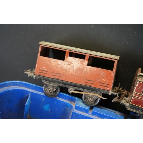 133 - Quantity of Hornby O gauge model railway to include 0-4-0 LMS locomotive in maroon with key, 8 x ite... 