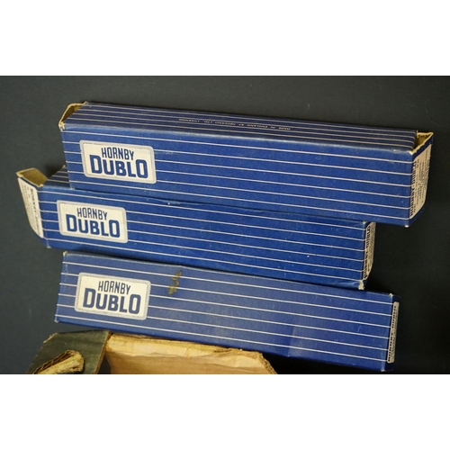 135 - Around 46 Hornby Dublo items of rolling stock to include 10 x boxed examples, features tankers, coac... 