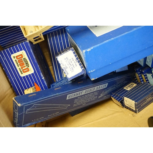 137 - Quantity of model railway to include 23 x boxed Hornby Dublo accessories (D1 Island Platform, TPO Li... 