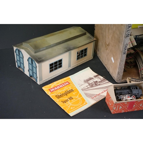 139 - Quantity of Marklin HO gauge model railway to include boxed 3000 Locomotive, 4 x boxed items of roll... 