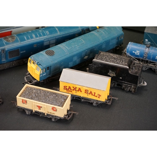 142 - Group of OO gauge model railway to include Triang R751 (loose parts) and Hornby BR 25247 locomotives... 