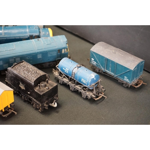 142 - Group of OO gauge model railway to include Triang R751 (loose parts) and Hornby BR 25247 locomotives... 