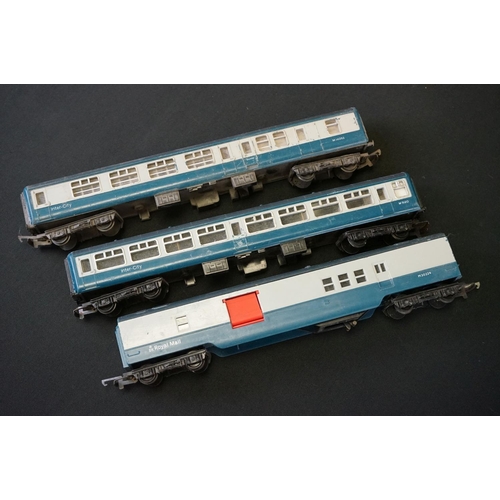 142 - Group of OO gauge model railway to include Triang R751 (loose parts) and Hornby BR 25247 locomotives... 