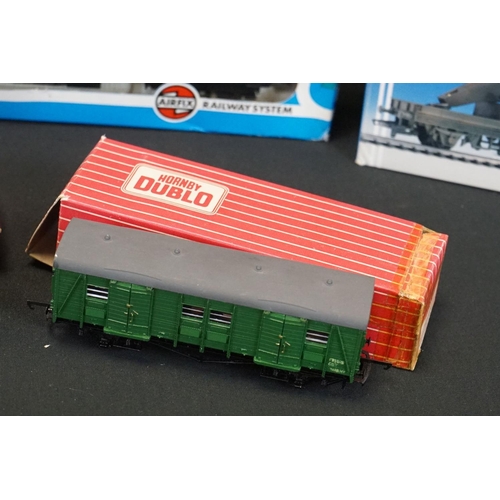 66 - 18 Boxed OO gauge items of rolling stock to include 6 x Hornby, 2 x Hornby Dublo, 3 x Dapol, 3 x Bac... 