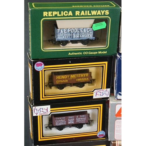 66 - 18 Boxed OO gauge items of rolling stock to include 6 x Hornby, 2 x Hornby Dublo, 3 x Dapol, 3 x Bac... 