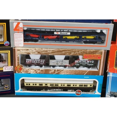 66 - 18 Boxed OO gauge items of rolling stock to include 6 x Hornby, 2 x Hornby Dublo, 3 x Dapol, 3 x Bac... 