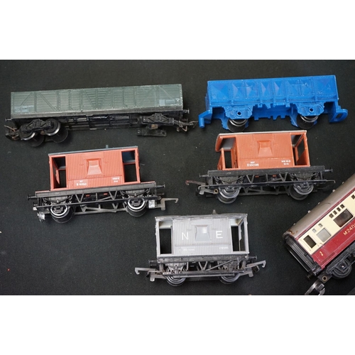 74 - Nine boxed OO gauge items of rolling stock to include 3 x Wrenn, 4 x Triang/Hornby and 2 x Playcraft... 