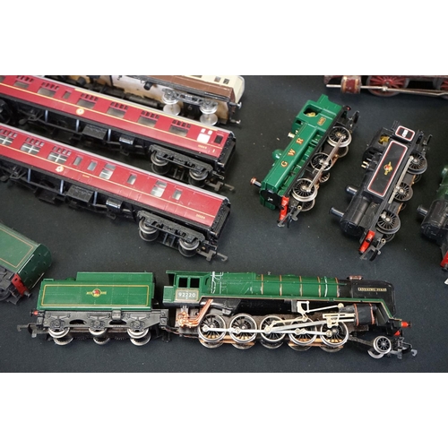 75 - Quantity of OO gauge model railway to include 6 x Hornby & Triang locomotives featuring Princess Eli... 