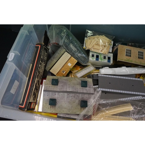 77 - Quantity of OO / HO gauge model railway accessories to include boxed Bachmann Train Control System, ... 