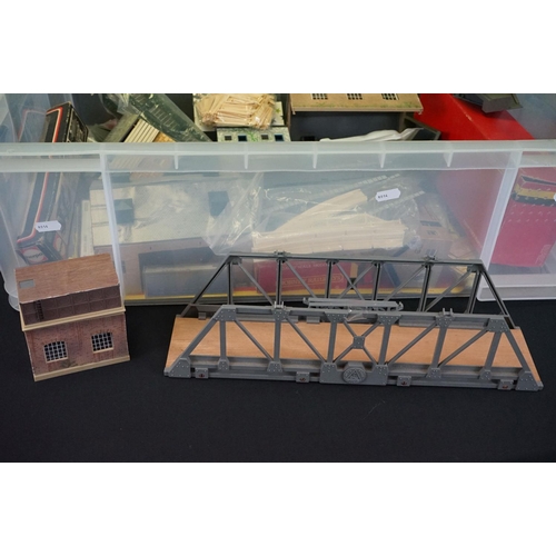 77 - Quantity of OO / HO gauge model railway accessories to include boxed Bachmann Train Control System, ... 