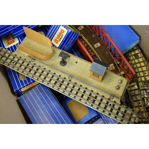 82 - 18 Boxed Hornby Dublo items of rolling stock to include 3 x D11 Corridor Coach, D1 Fish Van etc plus... 