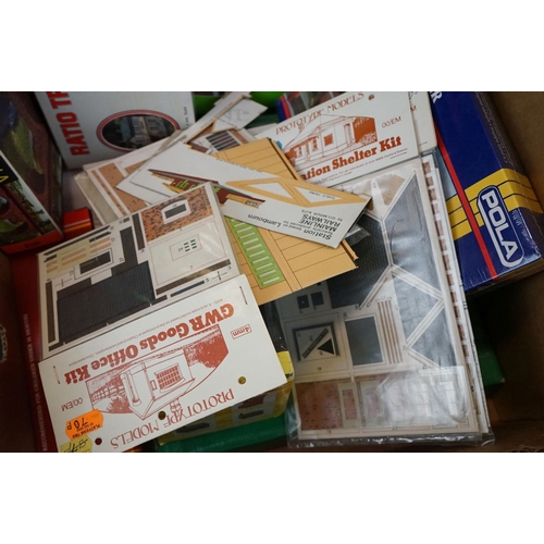 83 - 12 Boxed/ bagged OO / HO gauge trackside buildings, kits & accessories to include Merit Railway Tunn... 