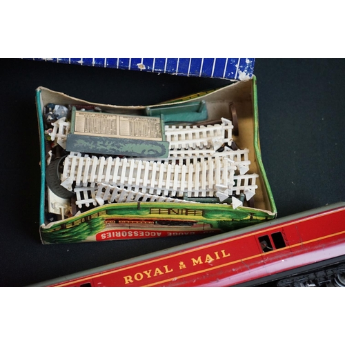 84 - Nine boxed Hornby Dublo accessories to include D1 Turntable, D1 Island Platform, 2 x D1 Footbridge, ... 