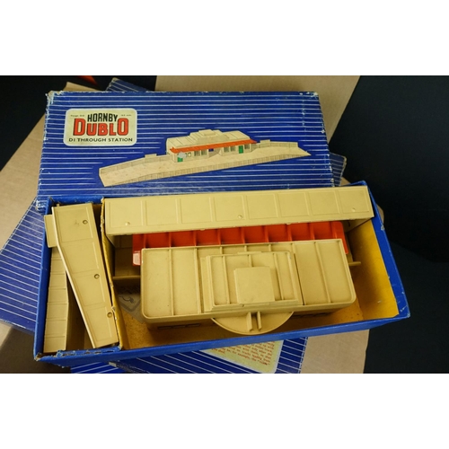 84 - Nine boxed Hornby Dublo accessories to include D1 Turntable, D1 Island Platform, 2 x D1 Footbridge, ... 