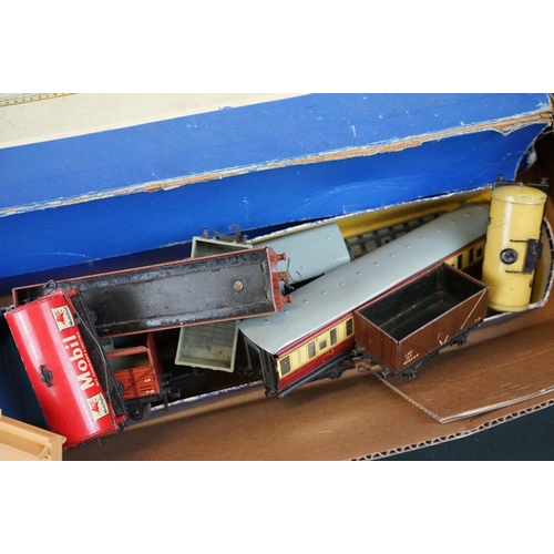 87 - Quantity of OO gauge & Hornby Dublo model railway to include boxed Hornby Dublo EDG18 2-6-4 Tank Goo... 