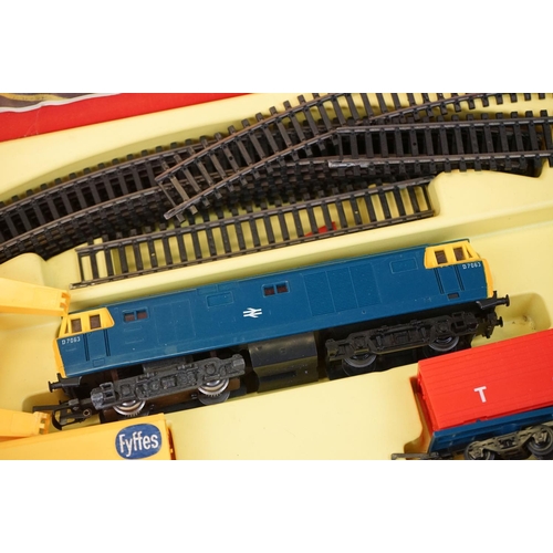 90 - Boxed Triang Hornby RS602 Frieghtliner Set with locomotive and appearing very near complete, plus a ... 