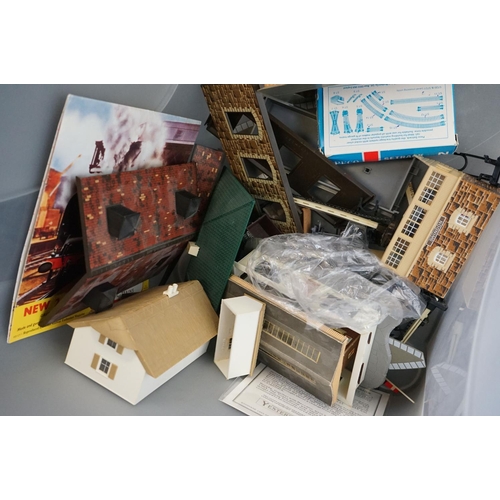 92 - Quantity of OO gauge model railway to include 19 x items of rolling stock (various makers), tracksid... 