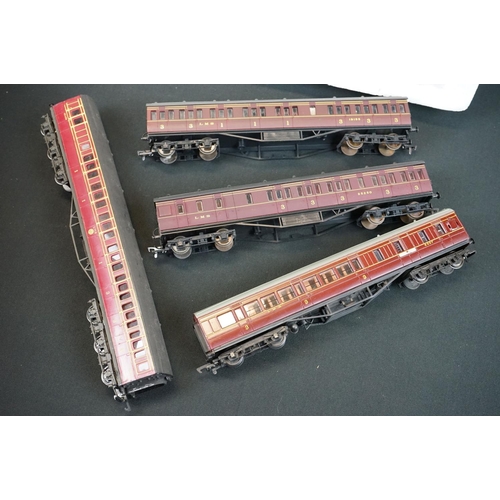 95 - Hornby OO gauge set of 3 Royal Coaches plus a set of 3 x Hornby Caledonian coaches and 4 x other OO ... 