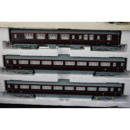 95 - Hornby OO gauge set of 3 Royal Coaches plus a set of 3 x Hornby Caledonian coaches and 4 x other OO ... 