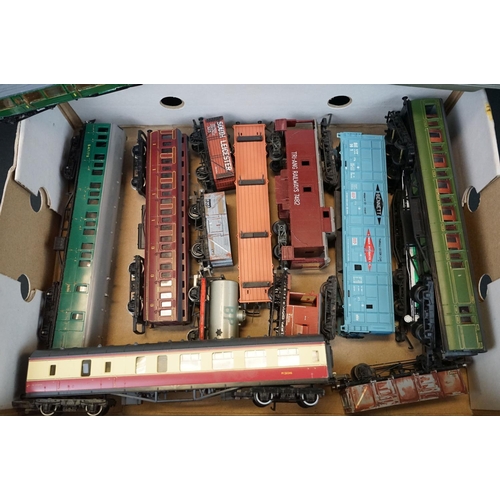 97 - Collection of 24 OO gauge items of rolling stock to include Grafar, Triang, Lima, Hornby etc featuri... 