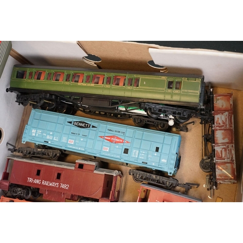 97 - Collection of 24 OO gauge items of rolling stock to include Grafar, Triang, Lima, Hornby etc featuri... 