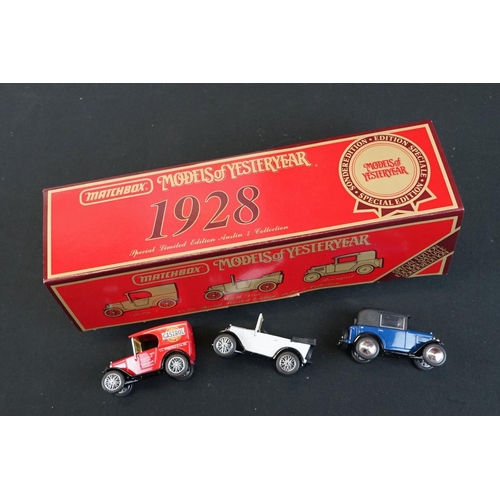 1094 - 13 Boxed Matchbox Models of Yesteryear to include 1929 Scammell 100 Ton Truck Trailer with locomotiv... 