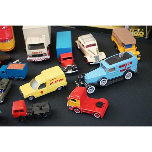 1147 - Quantity of boxed & unboxed diecast & plastic models to include Verem Musee, Route 66 Museum, Corgi ... 