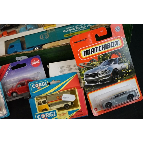 1224 - Around 40 boxed / carded diecast & plastic models to include Majorette, Corgi, Matchbox, Husky etc