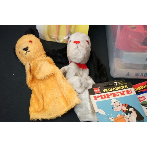 234 - Mixed toys and games to include Sooty & Sweep hand puppets, carded Pontins PO85 Bluecoat Girl doll, ... 
