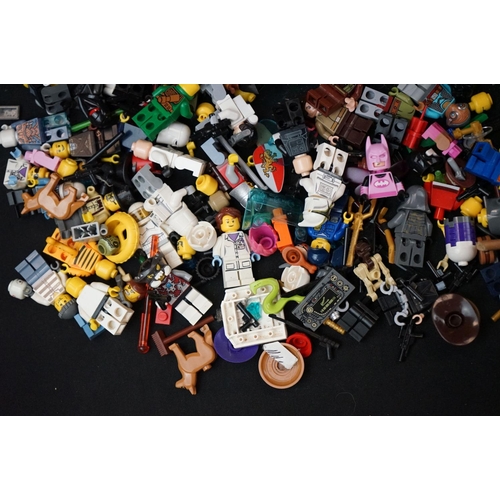 275 - Lego - Large quantity of Lego Mini Figures featuring Star Wars, City, Ninjago, etc