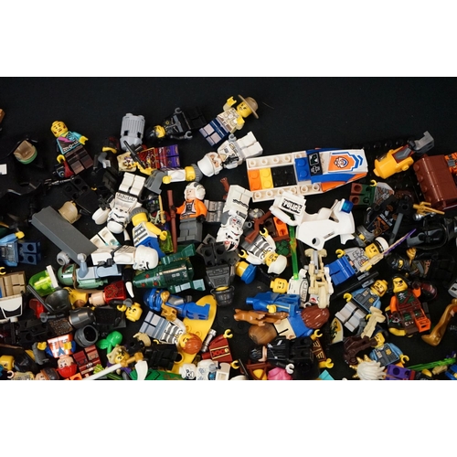 275 - Lego - Large quantity of Lego Mini Figures featuring Star Wars, City, Ninjago, etc