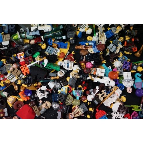 275 - Lego - Large quantity of Lego Mini Figures featuring Star Wars, City, Ninjago, etc