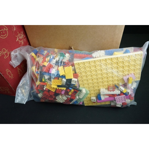 319 - Lego - Large collection of 80s Lego to include bricks, base plates, Duplo vehicles, Lego System stor... 