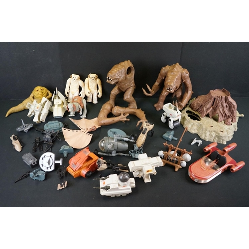 369 - Star Wars - 19 original items to include 2 x Scout Bikes, Ewok Assault Catapult, Ewok Combat Glider,... 