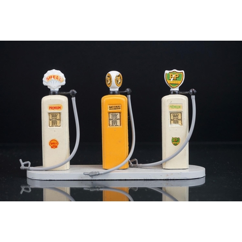 1012 - Boxed Britains Petrol Pumps 101V metal figure set, complete with Shell, BP & National pumps, some de... 