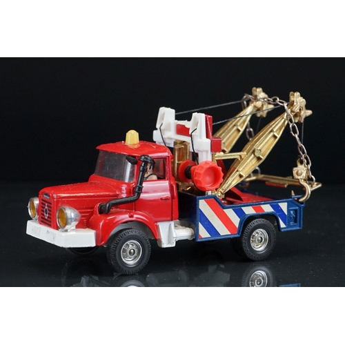 1064 - Two boxed Corgi diecast models to include Major 1144 Wrecker Truck and 1159 Car Transporter in metal... 