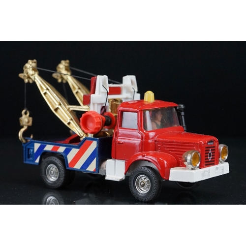 1064 - Two boxed Corgi diecast models to include Major 1144 Wrecker Truck and 1159 Car Transporter in metal... 