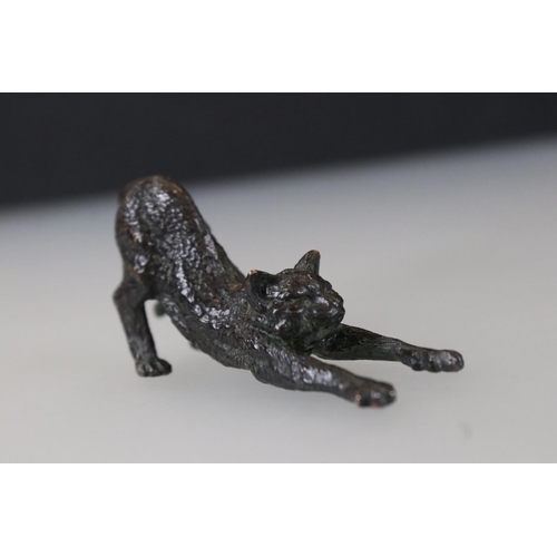 162 - Bronze sculpture of a stretching cat, approx. 6cm long