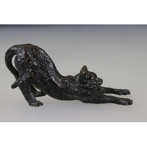 162 - Bronze sculpture of a stretching cat, approx. 6cm long