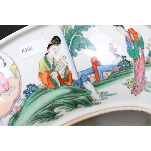 40 - Chinese Porcelain Lidded Tureen decorated with figures, character marks to base, 28cm diameter