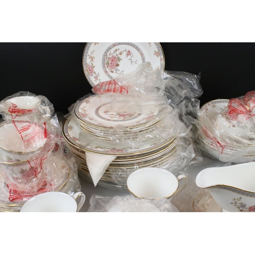 68 - Royal Doulton ' Canton ' pattern dining service comprising 10 dinner plates, 8 dessert plates, 6 cer... 