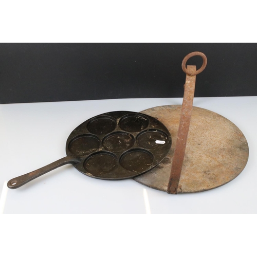 346 - A small group of collectables to include pancake griddle, mini pancake pan, herb cutter and a French... 