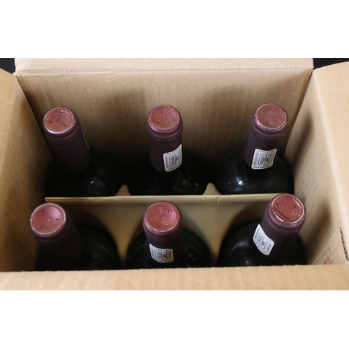 352 - A collection of bottled alcohol to include Long Mountain 2000 merlot shiraz, Mountain Cadet and Reve... 