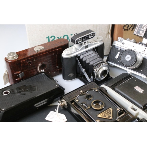 371 - A large collection of cameras to include Kodak, Zenit and Agfa examples