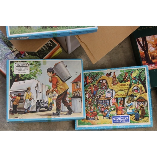 374 - A large collection of early to mid 20th century mainly wooden Victory jigsaws.