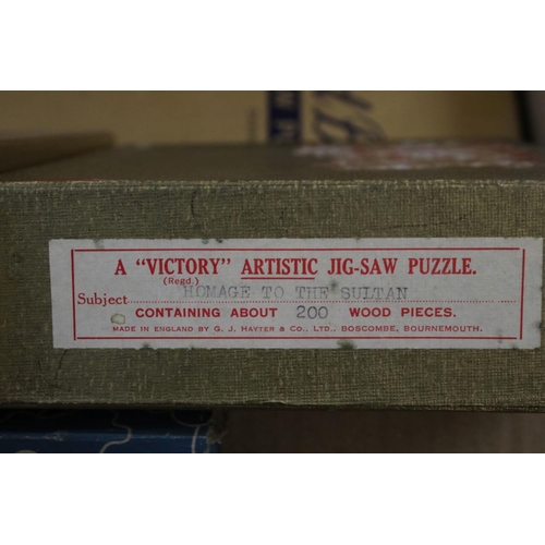 375 - A large collection of early to mid 20th century wooden Victory jigsaw puzzles.