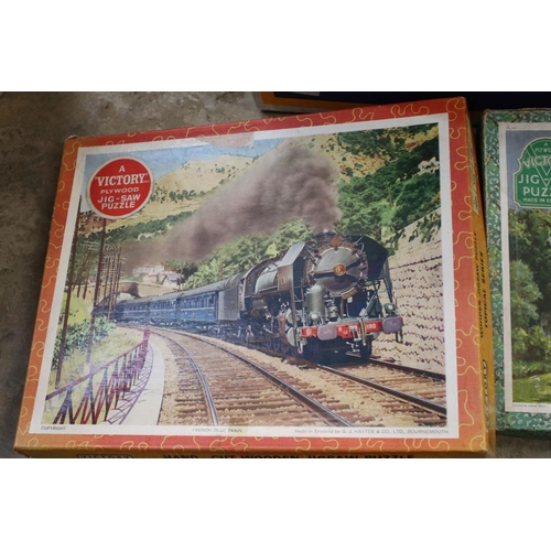 376 - A large collection of early to mid 20th century wooden Victory jigsaw puzzles.